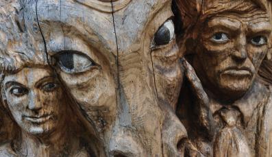 Holzstatue Tierkopf und Gesichter