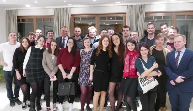 Ein Gruppenfoto der Teilnehmer. 