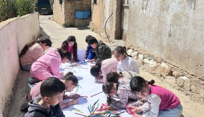 Vertriebene Kinder im Libanon beim Malen