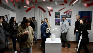 Besucher*innen des Festivals entdecken die Ausstellung.