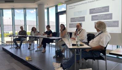 v.l.n.r.: Philipp Goller (Aktion Zivilcourage), Sylvia Lustig, Imke Kerber (Pro Peace), Emine Öztürk (Landkreis Peine), Malte Spitzer (Stadt Hildesheim) u. Prof. Dr. Christoph Weller (Universität Augsburg)