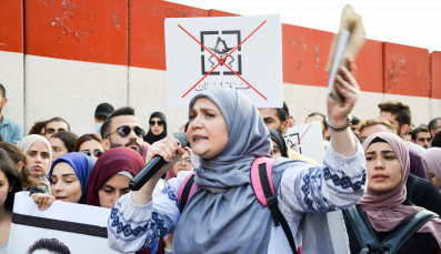 Libanesinnen und Libanesen protestieren gegen die politische Führung