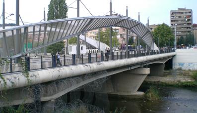 Brücke von Mitrovica im Kosovo