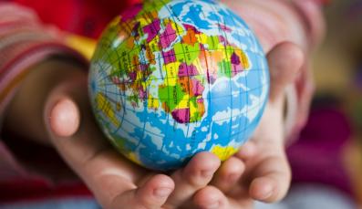 Weltkugel SDGs Nachhaltigkeit Kind Symbol