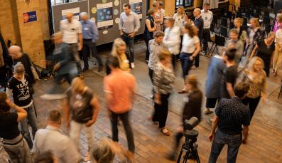 Menschen tauschen sich im Rahmen der Interkommunalen Fachtagung aus