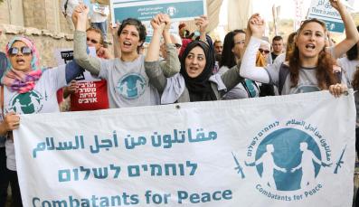 Mitglieder der Combatants for Peace protestieren gemeinsam für einen gerechten Frieden in Nahost