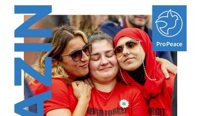 Auf der Titelseite des Magazins 3/25 ist ein Foto abgebildet, auf dem drei Frauen sich während einer Gedenkaktion für den Genozid von Srebrenica umarmen.