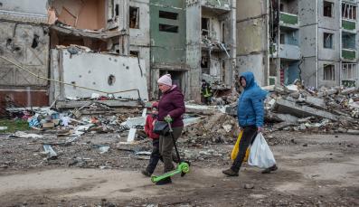 Zwei Frauen in einer zerst&ouml;rten Stadt in der Ukraine