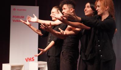 Bei der Ausstellungseröffnung trat die Playback-Theatergruppe linii auf.
