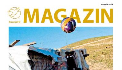 Cover Magazin 04/18, Junge wirft einen Ball hoch