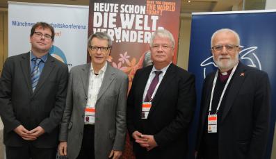 Sven Reuter (forumZFD), Moderator Herbert Wulf, MISEREOR-Geschäftsführer Thomas Antkowiak und Archimandrite Emanuel Youkhana aus dem Irak auf der Münchner Sicherheitskonferenz 2018