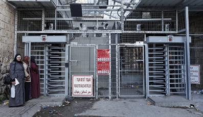 Palästinensische Frauen warten an einem Checkpoint in der Altstadt von Hebron