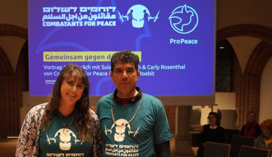 Carly Roesenthal und Sulaiman Khatib von den Combatants for Peace in Berlin