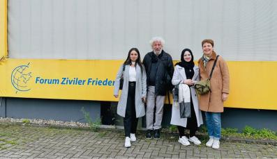 Mitglieder von Dooz vor dem Friedenshaus in Köln 