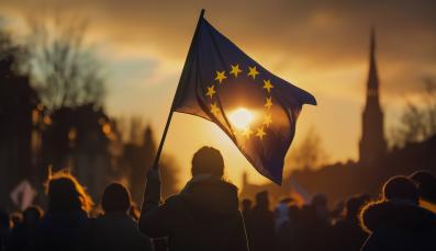 EU-Flagge bei einer Demo im Sonnenuntergang