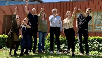 Die Forschungsgruppe Kommunale Konfliktberatung und Partizipative Konfliktforschung posiert im Hinterhof eines Seminarhauses in Erfurt.