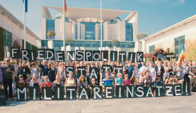 Die Aktion Friedensband vor dem Bundeskanzlerinamt im Sommer 2014