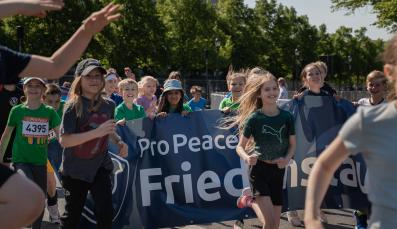 Kinder nehmen an einem Friedenslauf von Pro Peace teil.