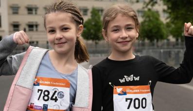 Zwei Schülerinnen beim Friedenslauf des forumZFD