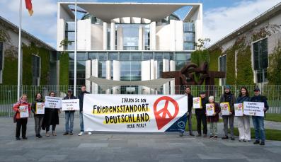 Protestaktion "Friedensstandort Deutschland" vor dem Bundeskanzleramt