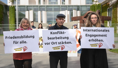 Friedensstandort Deutschland: Protestaktion von Pro Peace vor dem Kanzleramt
