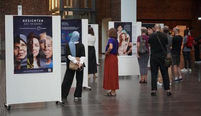 Besucher_innen der Ausstellung Gesichter des Friedens