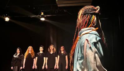 Eine Playbacktheatergruppe auf der Bühne