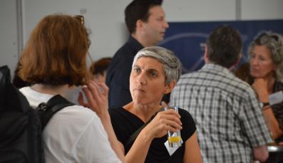 Teilnehmede der Interkommunalen Fachtagung 2023 im Gespräch