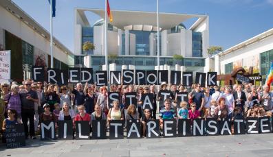 Die Aktion Friedensband vor dem Bundeskanzlerinamt im Sommer 2014