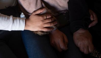 Frauen, die sich während der jüngsten Angriffe auf den Libanon gegenseitig trösten