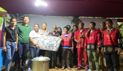 Exchange of symbols of good will between forumZFD and PAGTUKUSAN
