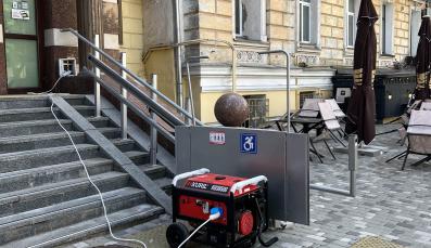 Stromgenerator vor einem Haus in Kiew