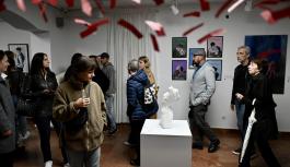 Besucher*innen des Festivals entdecken die Ausstellung.