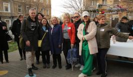 forumZFD-Mitarbeiterin Ada Hakobyan empf&auml;ngt Ministerin Svenja Schulze bei einem Nachbarschaftsprojekt in Odessa