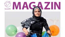 Magazintitel der Ausgabe 3/22 Frau auf dem Fahrrad bei einer Demo