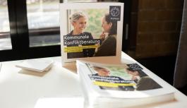 Broschüre zur Kommunalen Konfliktbearbeitung