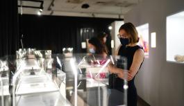Eine Frau im War Childhood Museum in Kiew 