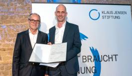 Olivier Knabe (Pro Peace&rsquo;s chair of the executive board) holding the Reconciliation Award 