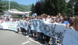 zahlreiche Sch&uuml;lerinnen und Sch&uuml;ler protestieren mit Spruchb&auml;ndern