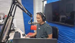Derek Sanico hosting the radio program "Bangsamoro Ngayon" with KuMuNet and forumZFD