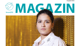 Titelbild des Magazins Ausgabe 3 2023. Eine junge Frau in wei&szlig;er Bluse vor einem gold schimmernden Vorhang