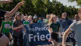 Kinder nehmen an einem Friedenslauf von Pro Peace teil.
