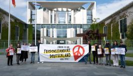Protestaktion "Friedensstandort Deutschland" vor dem Bundeskanzleramt