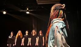 Eine Playbacktheatergruppe auf der B&uuml;hne