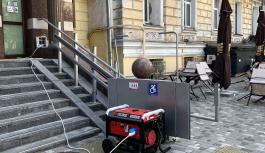 Stromgenerator vor einem Haus in Kiew