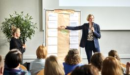 Studentinnen in einem Seminar zur Kommunalen Konfliktberatung