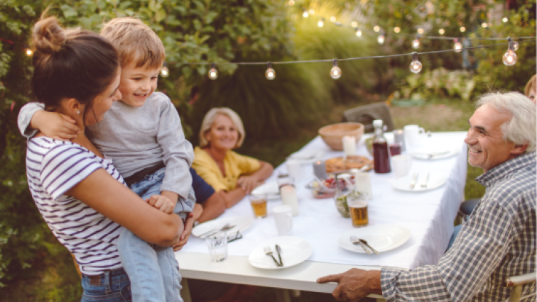 Eine feiernde Familie