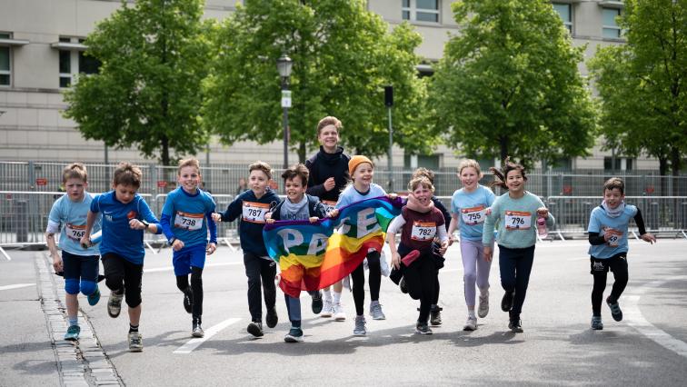 Eine Gruppe Kinder l&auml;uft beim Berliner Friedenslauf 2024