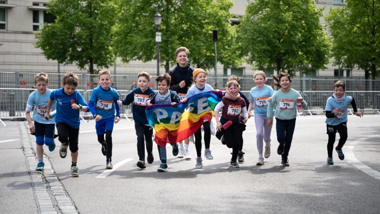 Eine Gruppe Kinder läuft beim Berliner Friedenslauf 2024