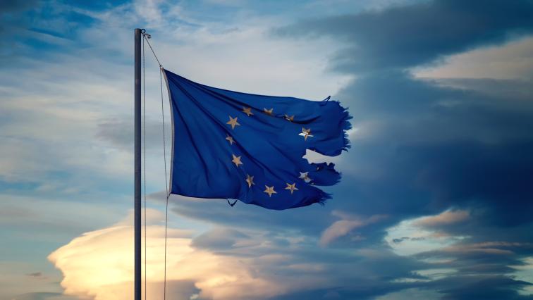 Zerrissene EU-Flagge